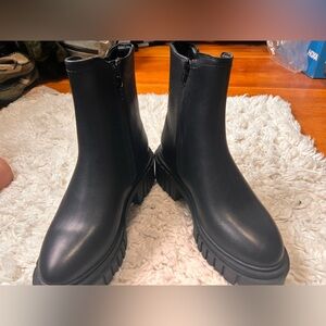Wild Fable Women Size 7.5 Black Chelsea Boots w/ Stretch Panel & Zipper